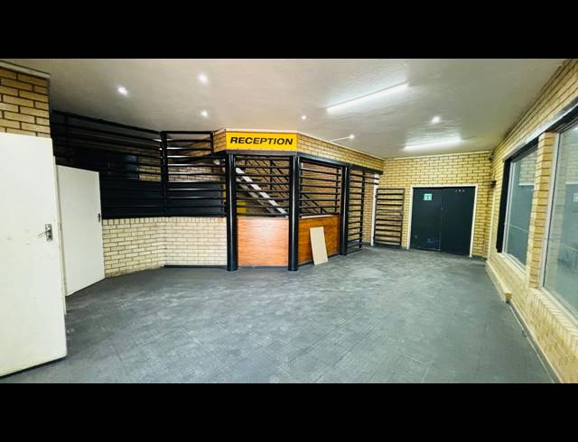 1,100M² WAREHOUSE TO LET IN ROBERTVILLE